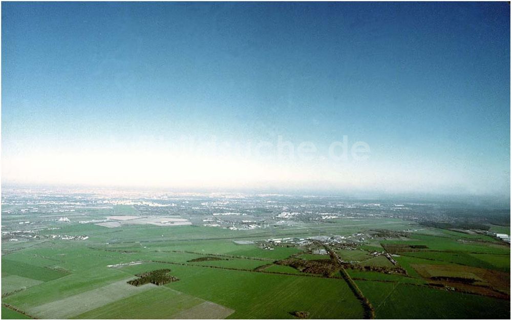 Schönefeld / Brandenburg aus der Vogelperspektive: Ortschaften und Umgebung des künftigen Großflughafens Berlin - Schönefeld.