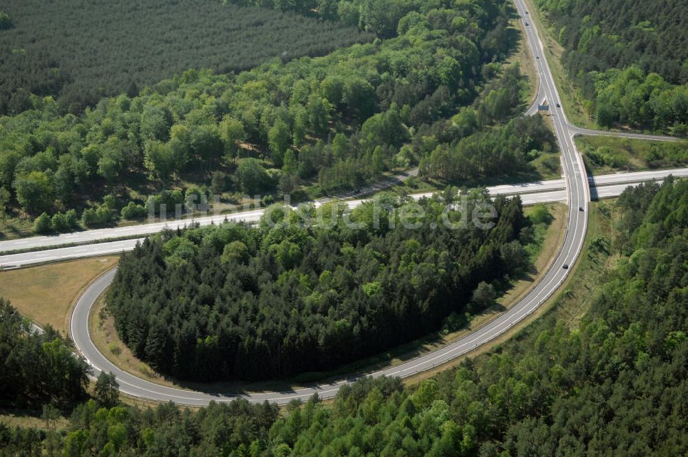 WANDLITZ von oben - Ortsduchfahrung B 273 im südlichen Ortsbereich von Wandlitz