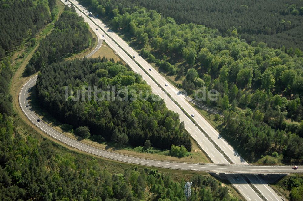 WANDLITZ aus der Vogelperspektive: Ortsduchfahrung B 273 im südlichen Ortsbereich von Wandlitz