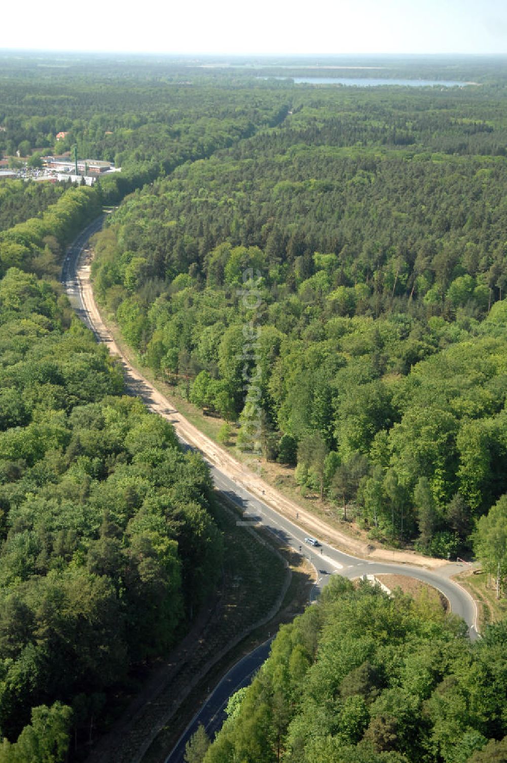 WANDLITZ von oben - Ortsduchfahrung B 273 im südlichen Ortsbereich von Wandlitz