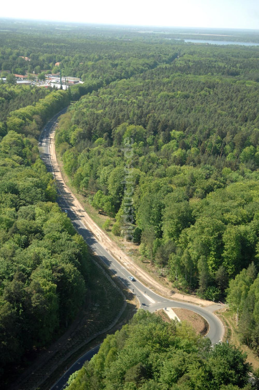 WANDLITZ aus der Vogelperspektive: Ortsduchfahrung B 273 im südlichen Ortsbereich von Wandlitz