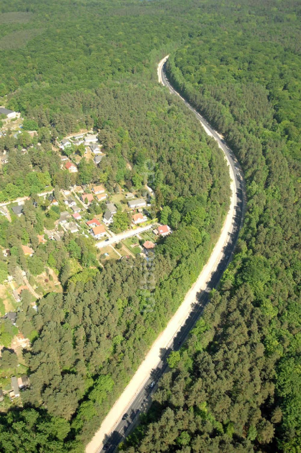 WANDLITZ aus der Vogelperspektive: Ortsduchfahrung B 273 im südlichen Ortsbereich von Wandlitz