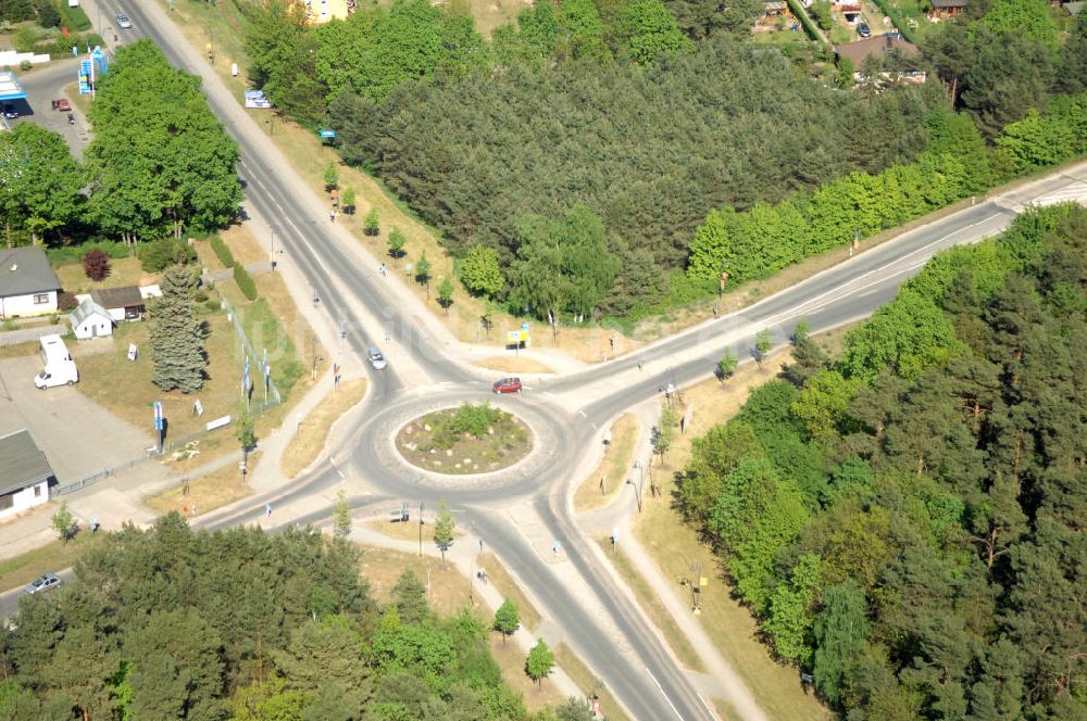 WANDLITZ von oben - Ortsduchfahrung B 273 im südlichen Ortsbereich von Wandlitz