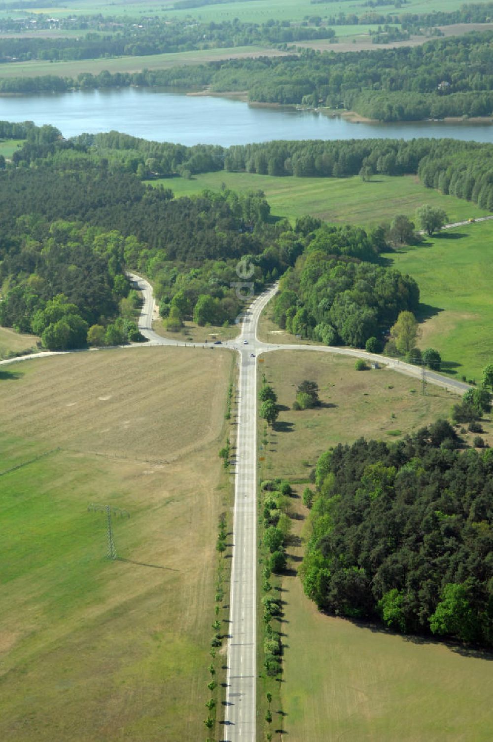 WANDLITZ von oben - Ortsduchfahrung B 273 im südlichen Ortsbereich von Wandlitz