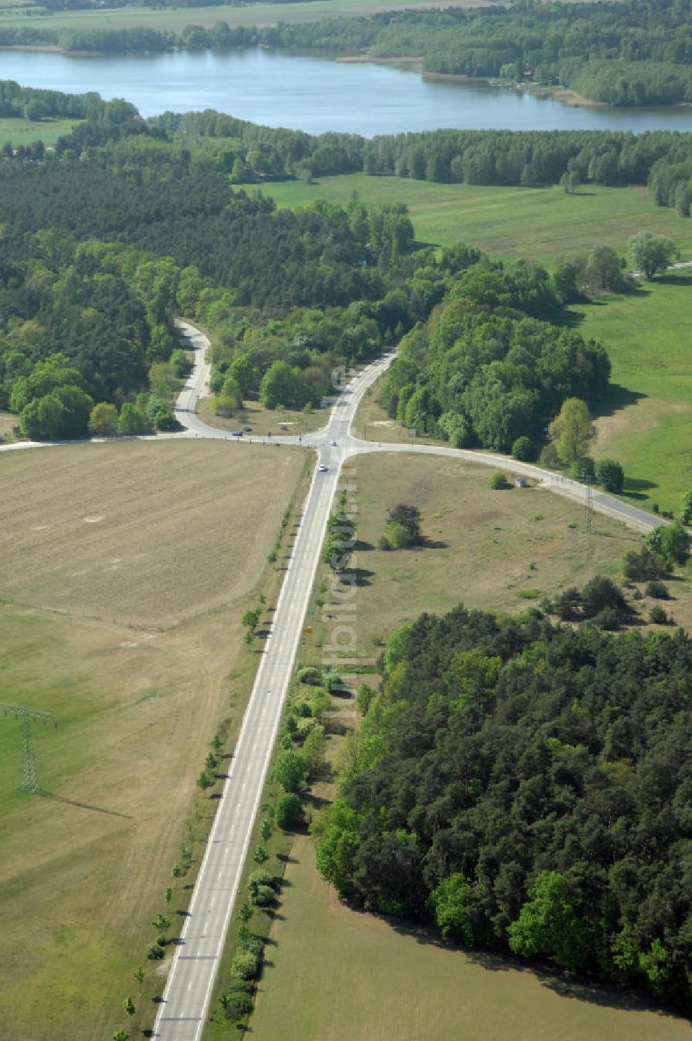 WANDLITZ aus der Vogelperspektive: Ortsduchfahrung B 273 im südlichen Ortsbereich von Wandlitz