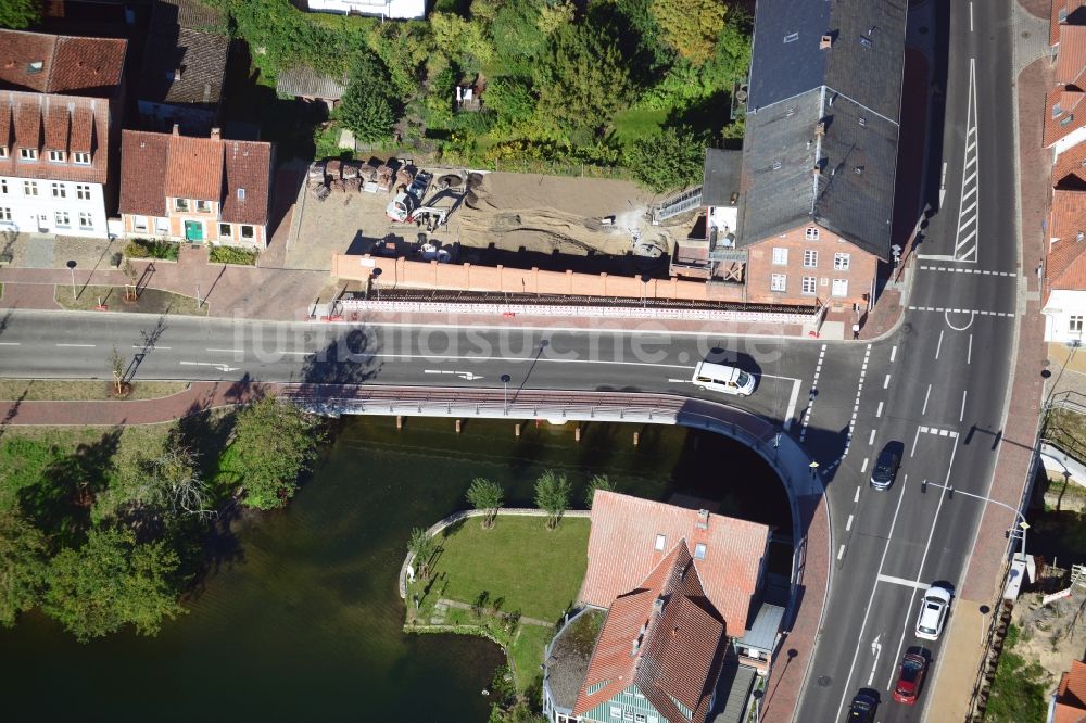 Ratzeburg aus der Vogelperspektive: Ortsführung der Bundesstraße B 208 über die Ufer des Domsee in Ratzeburg im Bundesland Schleswig-Holstein