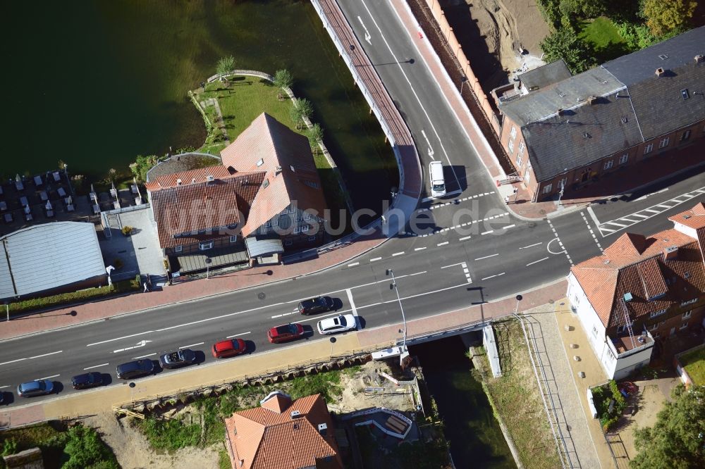 Luftaufnahme Ratzeburg - Ortsführung der Bundesstraße B 208 über die Ufer des Domsee in Ratzeburg im Bundesland Schleswig-Holstein