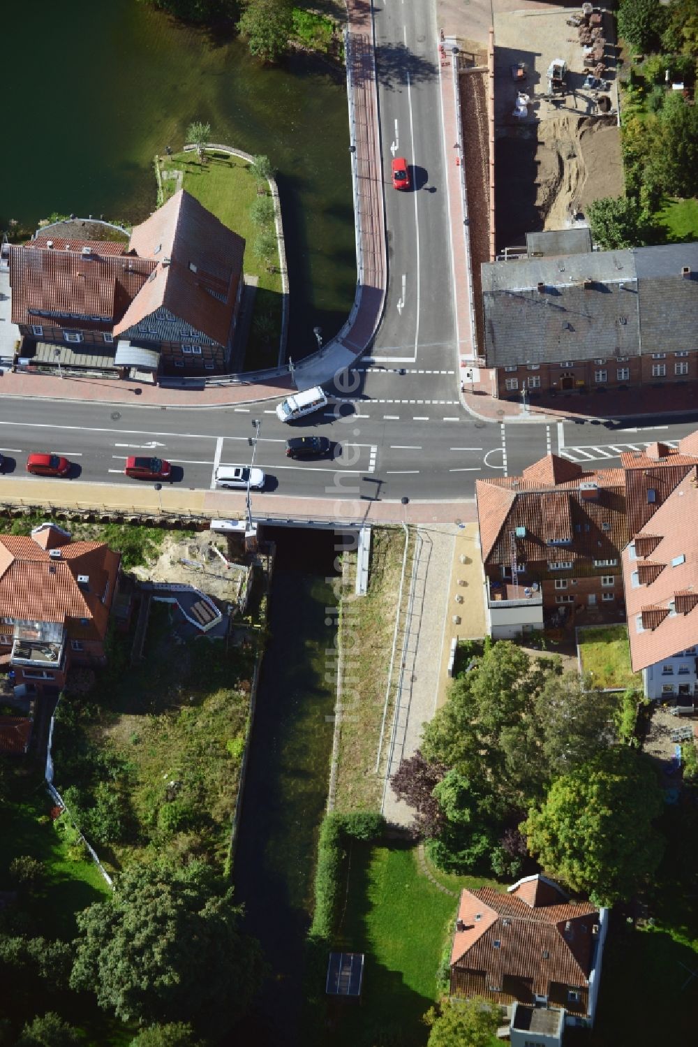 Ratzeburg von oben - Ortsführung der Bundesstraße B 208 über die Ufer des Domsee in Ratzeburg im Bundesland Schleswig-Holstein