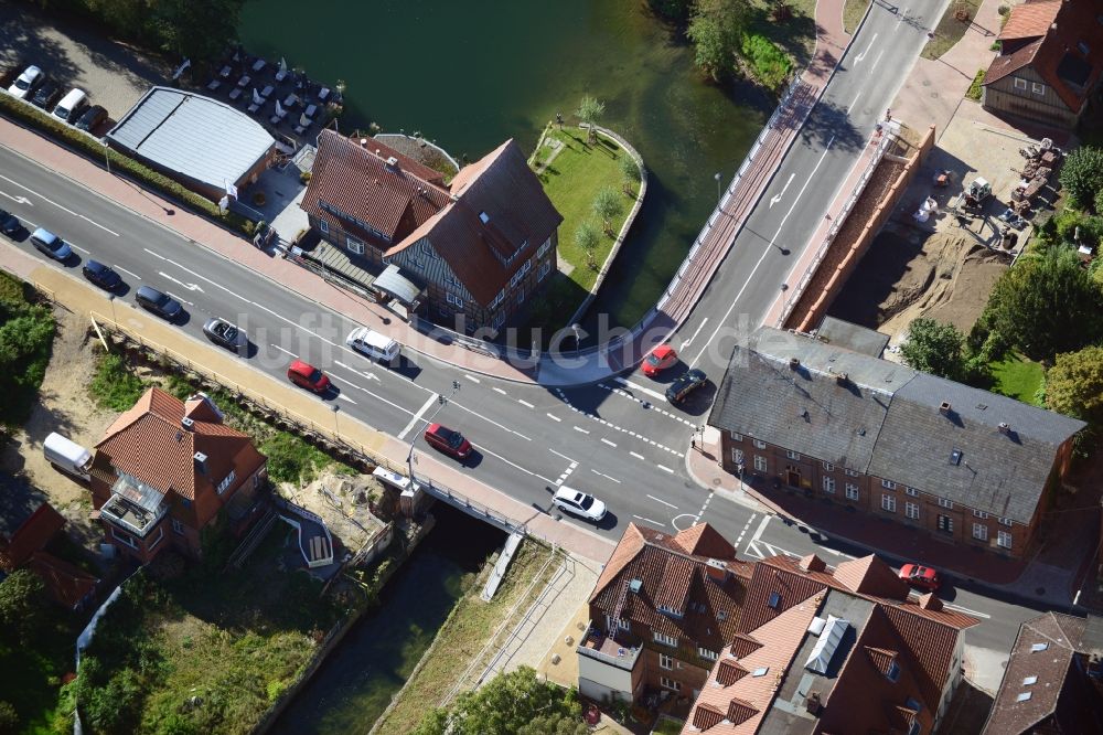 Ratzeburg aus der Vogelperspektive: Ortsführung der Bundesstraße B 208 über die Ufer des Domsee in Ratzeburg im Bundesland Schleswig-Holstein