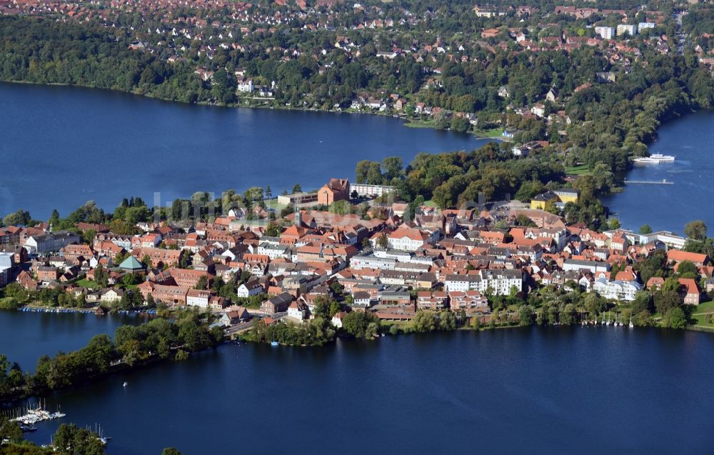 Luftaufnahme Ratzeburg - Ortsführung der Bundesstraße B 208 über die Ufer des Domsee in Ratzeburg im Bundesland Schleswig-Holstein