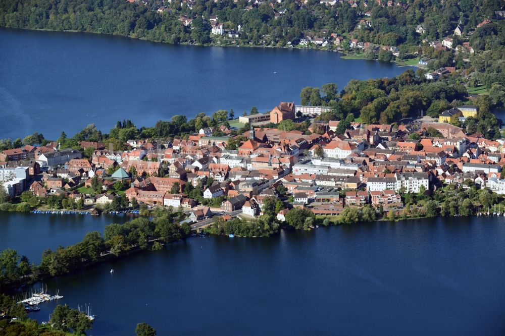 Ratzeburg von oben - Ortsführung der Bundesstraße B 208 über die Ufer des Domsee in Ratzeburg im Bundesland Schleswig-Holstein