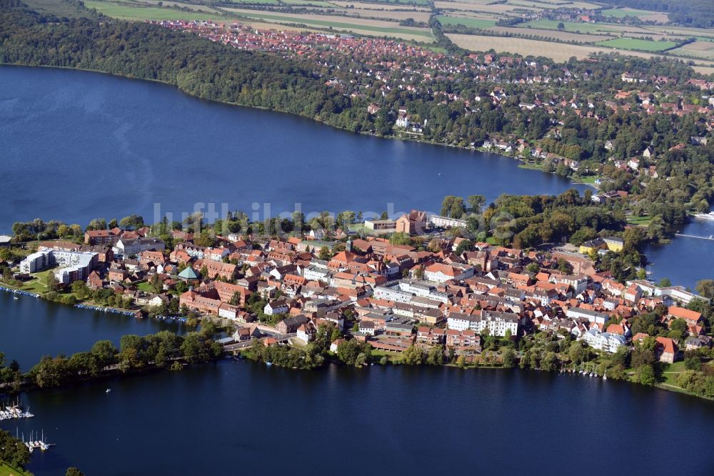 Luftaufnahme Ratzeburg - Ortsführung der Bundesstraße B 208 über die Ufer des Domsee in Ratzeburg im Bundesland Schleswig-Holstein