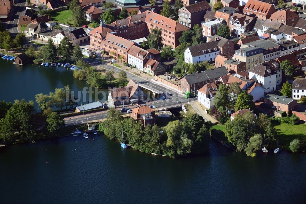 Ratzeburg aus der Vogelperspektive: Ortsführung der Bundesstraße B 208 über die Ufer des Domsee in Ratzeburg im Bundesland Schleswig-Holstein