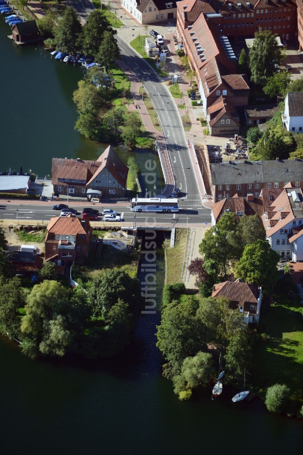 Ratzeburg aus der Vogelperspektive: Ortsführung der Bundesstraße B 208 über die Ufer des Domsee in Ratzeburg im Bundesland Schleswig-Holstein