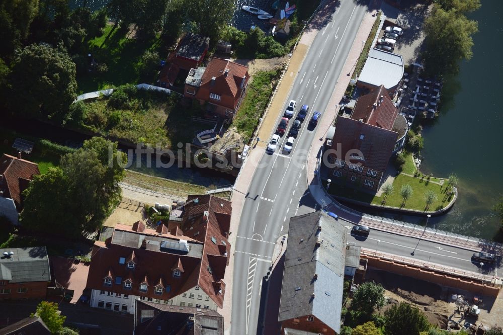 Luftaufnahme Ratzeburg - Ortsführung der Bundesstraße B 208 über die Ufer des Domsee in Ratzeburg im Bundesland Schleswig-Holstein