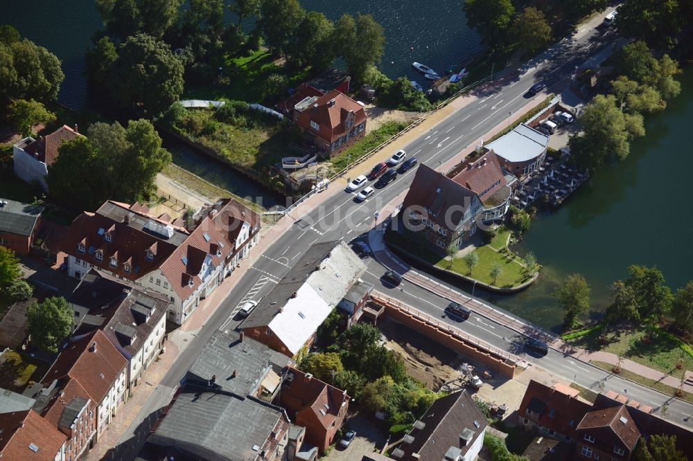 Ratzeburg von oben - Ortsführung der Bundesstraße B 208 über die Ufer des Domsee in Ratzeburg im Bundesland Schleswig-Holstein