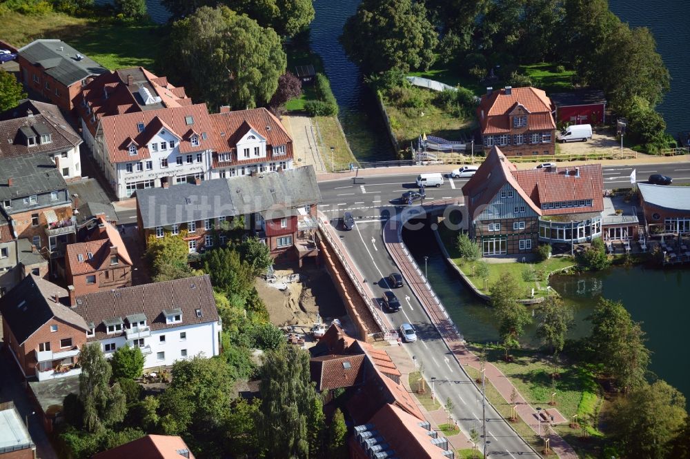 Luftaufnahme Ratzeburg - Ortsführung der Bundesstraße B 208 über die Ufer des Domsee in Ratzeburg im Bundesland Schleswig-Holstein