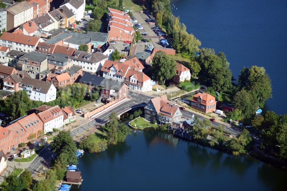 Ratzeburg von oben - Ortsführung der Bundesstraße B 208 über die Ufer des Domsee in Ratzeburg im Bundesland Schleswig-Holstein