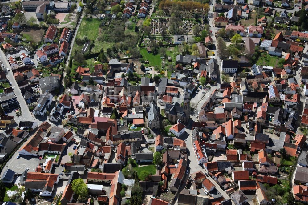 Saulheim von oben - Ortsgemeinde Saulheim in der Verbandsgemeinde Wörrstadt im Landkreis Alzey-Worms in Rheinland-Pfalz