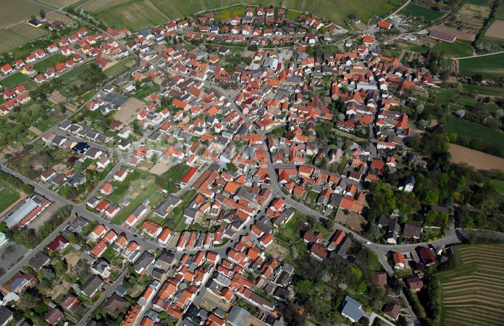 Schornsheim aus der Vogelperspektive: Ortsgemeinde Schornsheim in der Verbandsgemeinde Wörrstadt im Landkreis Alzey-Worms in Rheinland-Pfalz