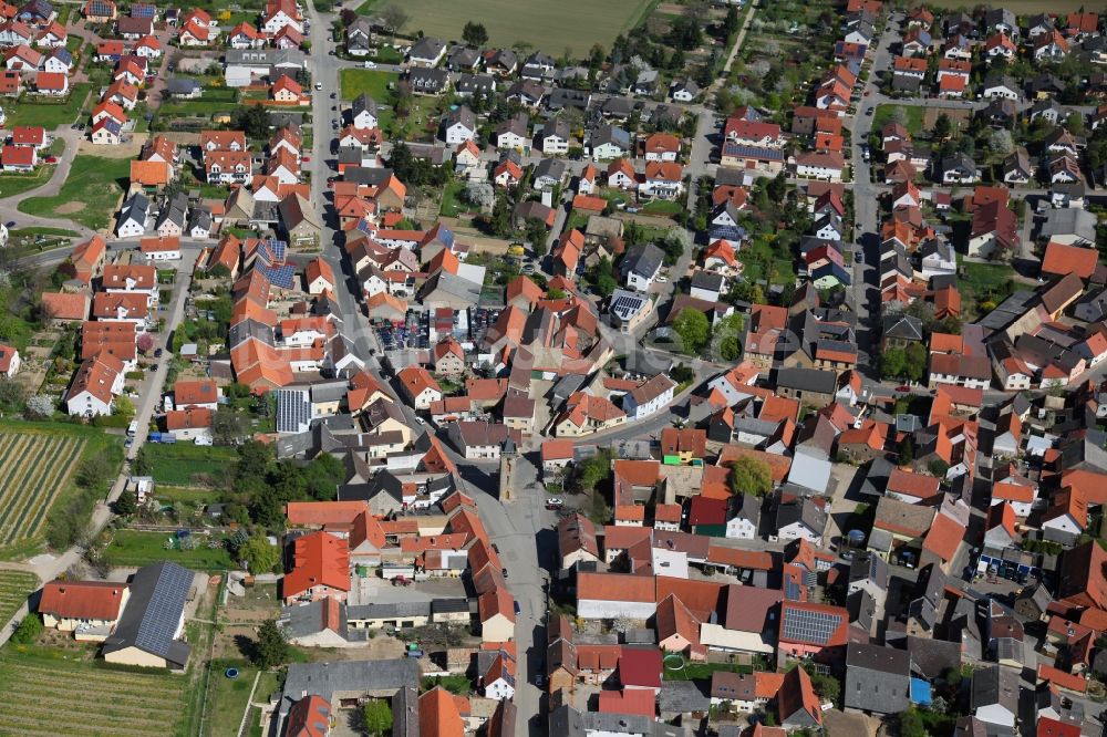 Udenheim aus der Vogelperspektive: Ortsgemeinde Udenheim in der Verbandsgemeinde Wörrstadt im Landkreis Alzey-Worms in Rheinland-Pfalz