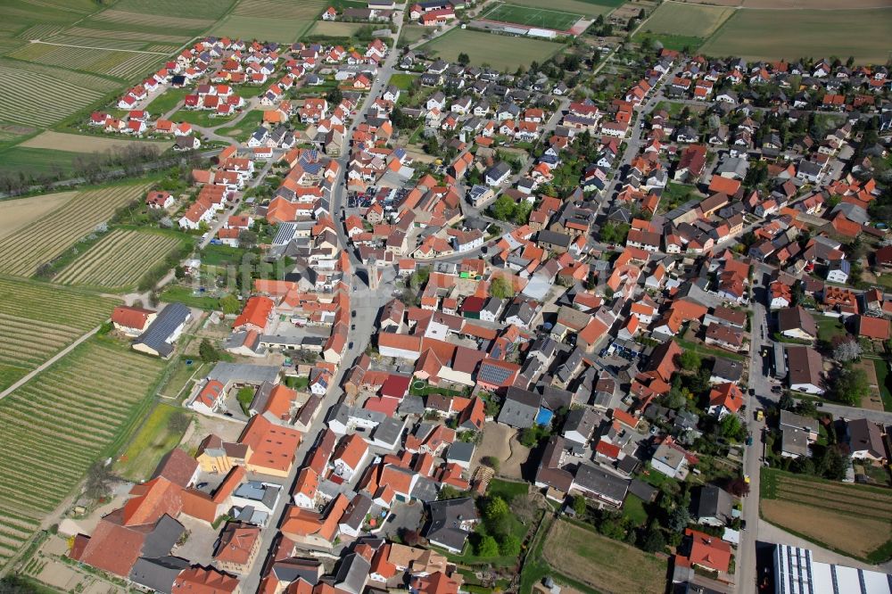 Udenheim aus der Vogelperspektive: Ortsgemeinde Udenheim in der Verbandsgemeinde Wörrstadt im Landkreis Alzey-Worms in Rheinland-Pfalz