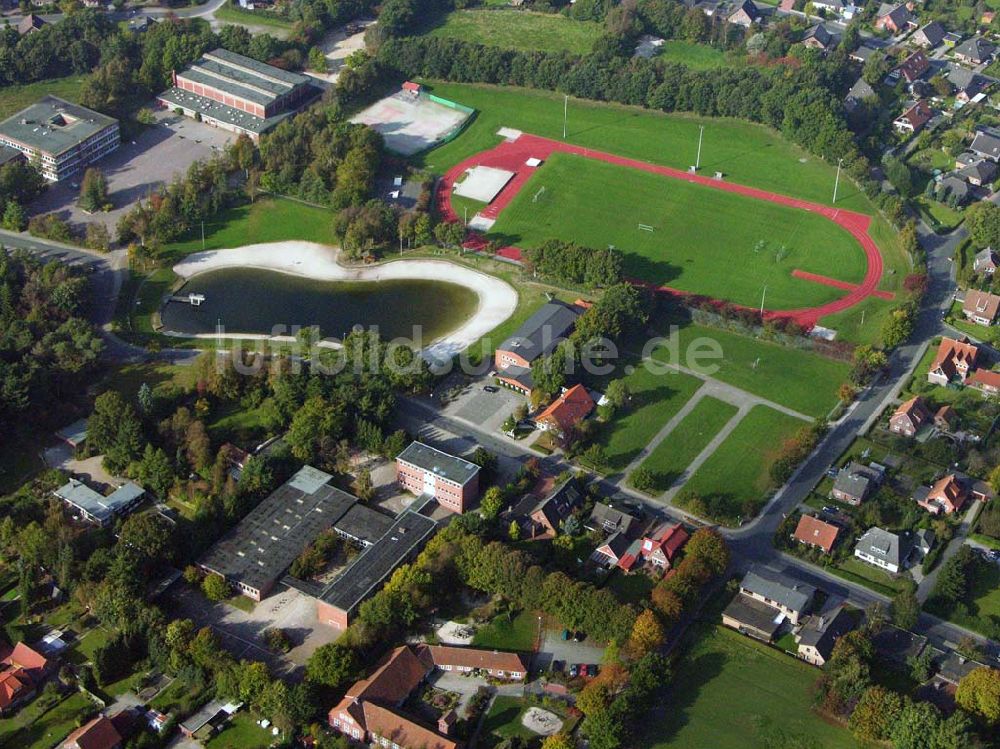 Luftaufnahme Friedeburg - Ortskern von Friedeburg mit Sportplatz und Schule