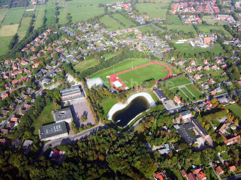 Friedeburg aus der Vogelperspektive: Ortskern von Friedeburg mit Sportplatz und Schule