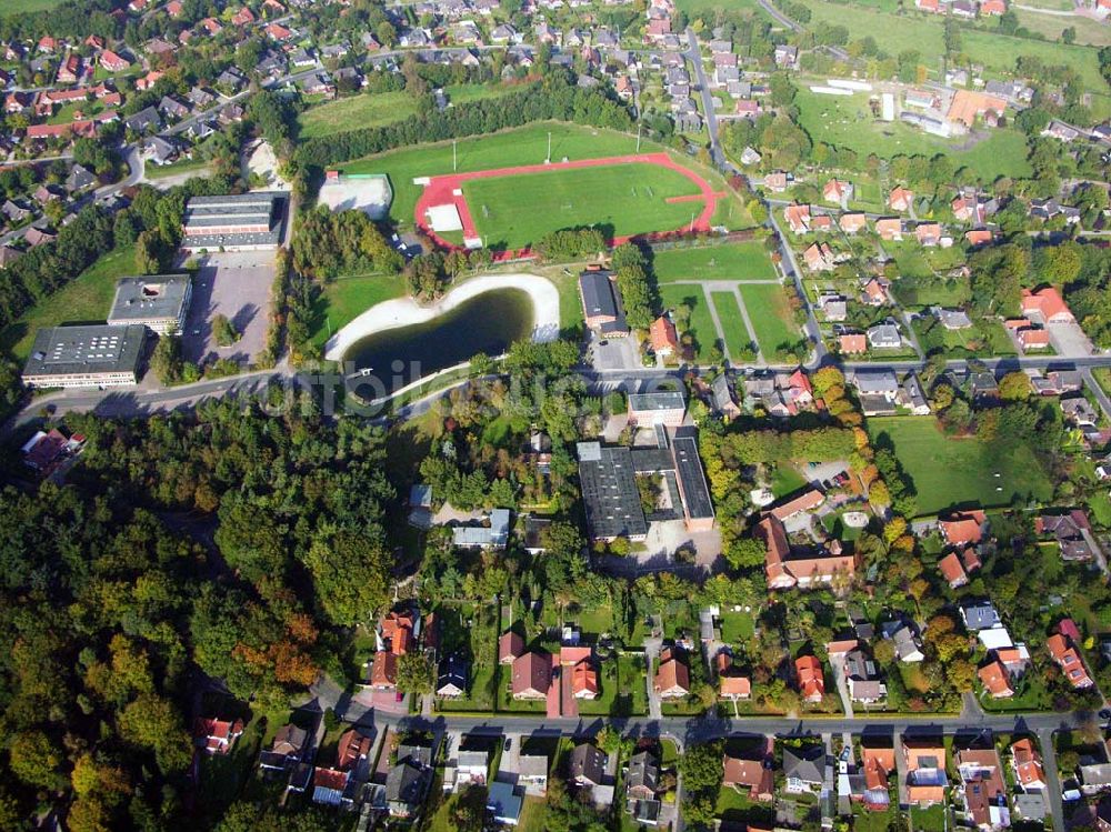 Luftbild Friedeburg - Ortskern von Friedeburg mit Sportplatz und Schule