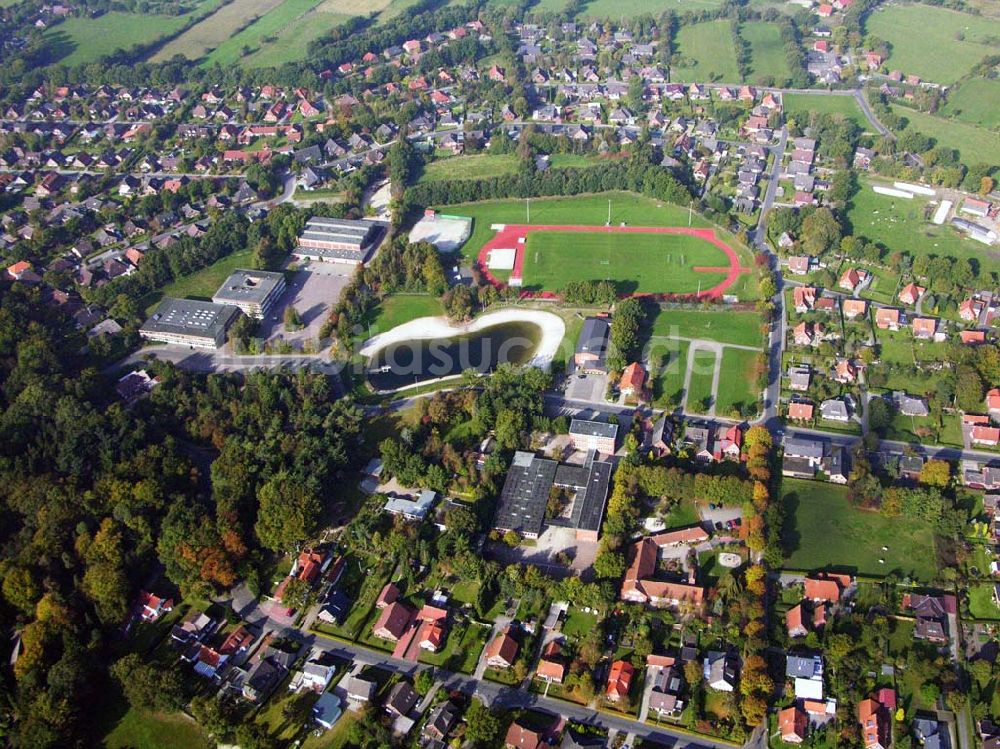 Luftaufnahme Friedeburg - Ortskern von Friedeburg mit Sportplatz und Schule