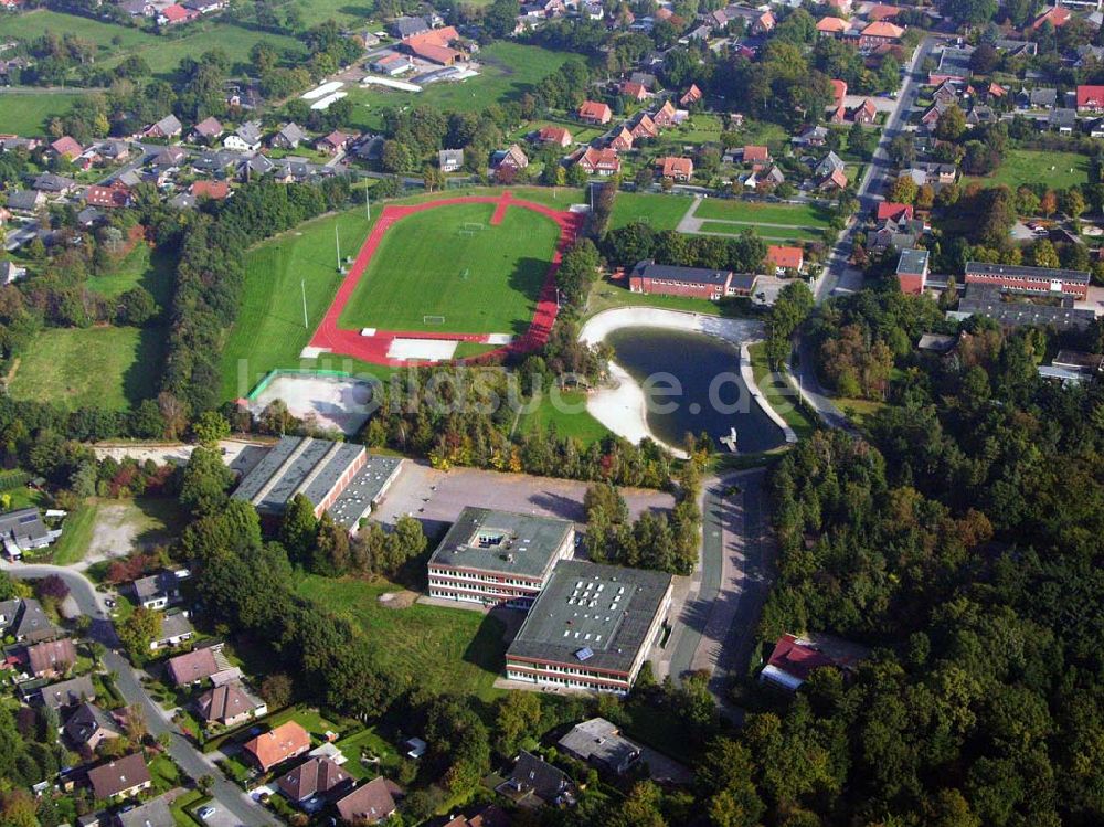 Friedeburg von oben - Ortskern von Friedeburg mit Sportplatz und Schule