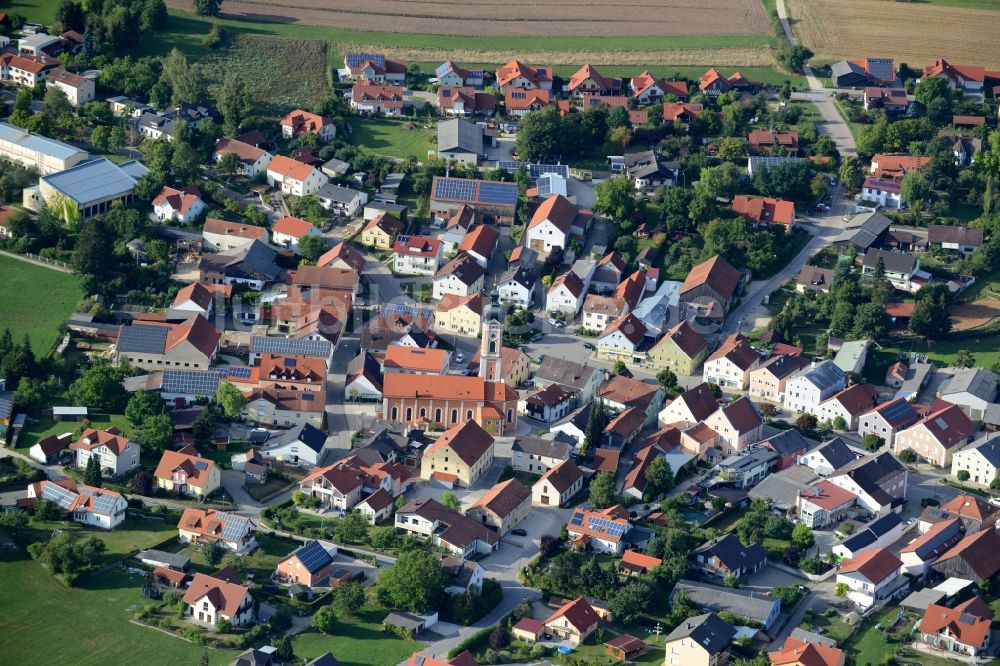 Painten aus der Vogelperspektive: Ortskern am Markt in Painten im Bundesland Bayern