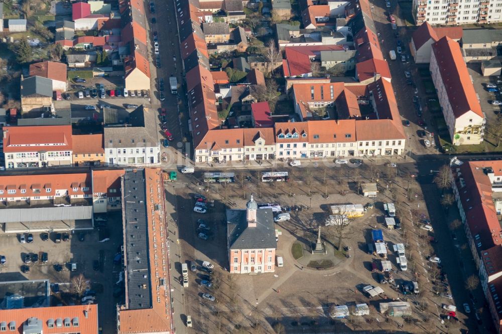 Templin aus der Vogelperspektive: Ortskern am Markt mit Rathaus in Templin im Bundesland Brandenburg, Deutschland