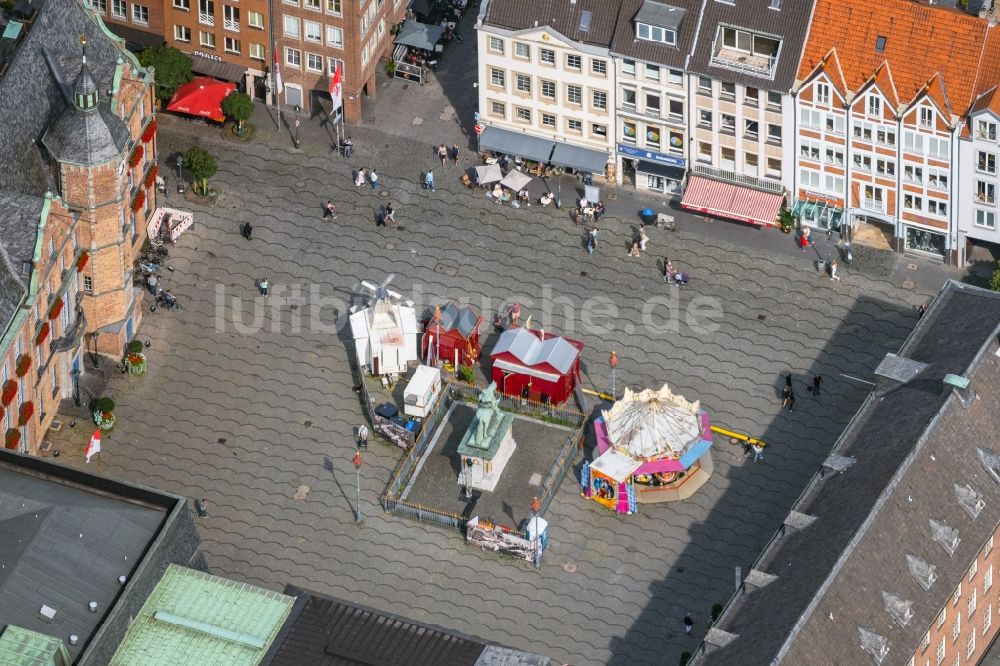 Luftbild Düsseldorf - Ortskern am Marktplatz mit Karussell in Düsseldorf im Bundesland Nordrhein-Westfalen, Deutschland