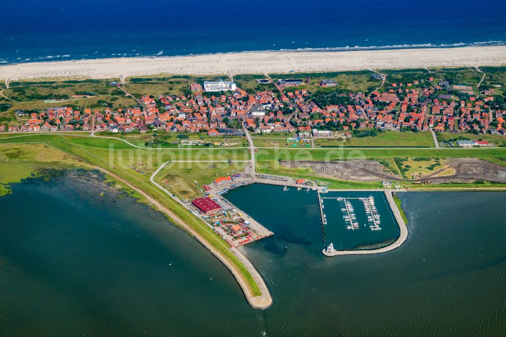 Juist von oben - Ortskern am Meeres- Küstenbereich der Nordsee in Juist im Bundesland Niedersachsen, Deutschland