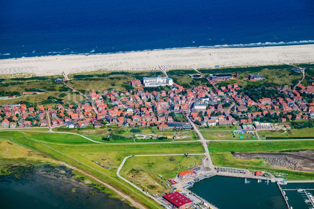 Juist aus der Vogelperspektive: Ortskern am Meeres- Küstenbereich der Nordsee in Juist im Bundesland Niedersachsen, Deutschland