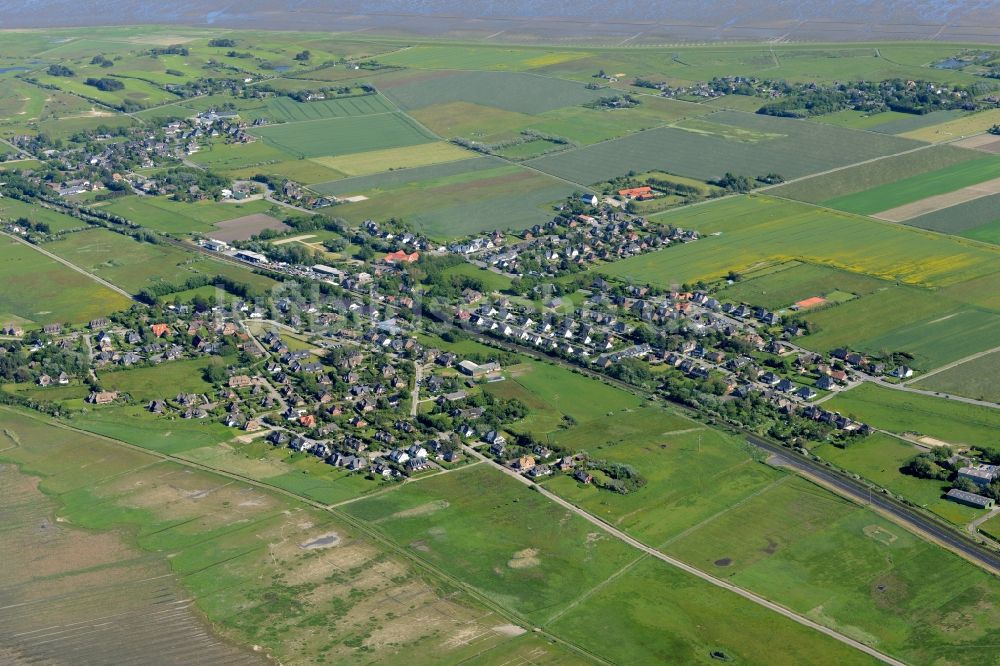 Morsum aus der Vogelperspektive: Ortskern und Orts- Zentrum an der Meeres- Küste der Nordsee in Morsum im Bundesland Schleswig-Holstein