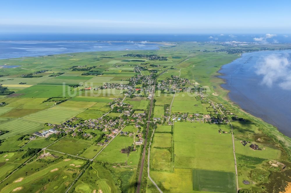 Sylt-Ost aus der Vogelperspektive: Ortskern und Orts- Zentrum an der Meeres- Küste der Nordsee in Morsum im Bundesland Schleswig-Holstein