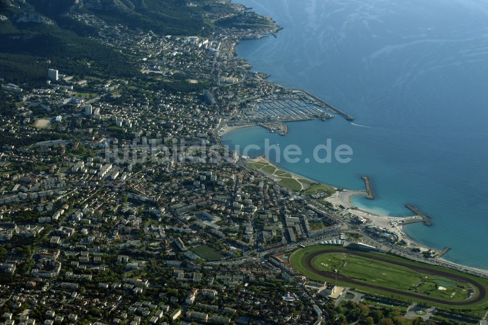 Luftaufnahme Marseille - Ortskern und Orts- Zentrum des Stadtteiles Bonneveine an der Meeres- Küste Mittelmeer in Marseille in Provence-Alpes-Cote d'Azur, Frankreich