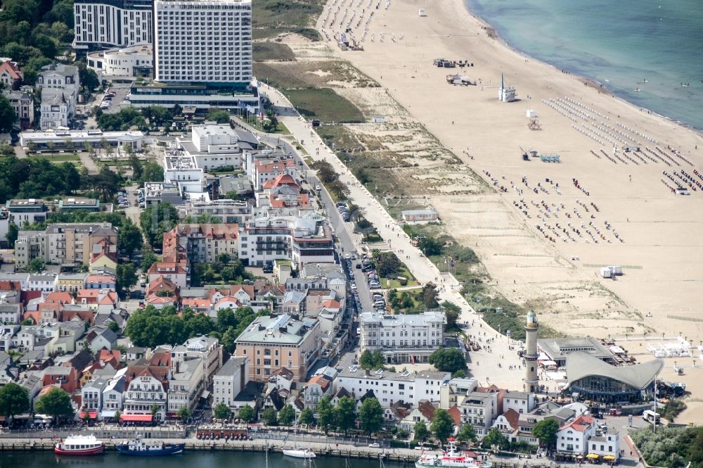 Rostock aus der Vogelperspektive: Ortskern des Ostseebad Warnemünde in Rostock im Bundesland Mecklenburg-Vorpommern, Deutschland