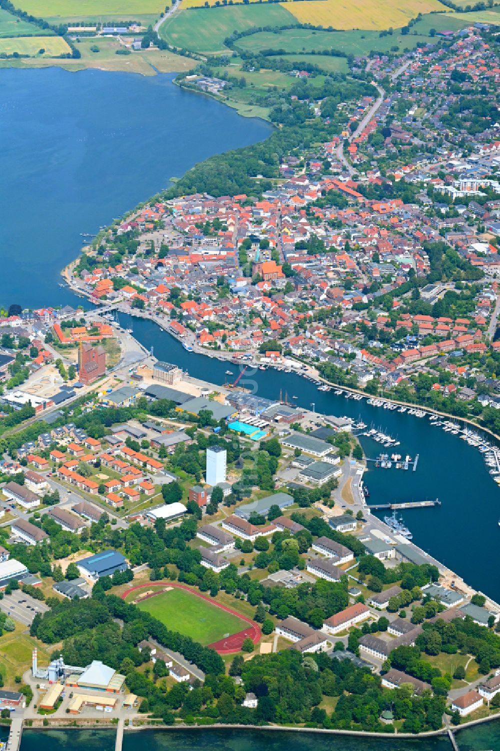 Neustadt in Holstein von oben - Ortskern am Ufer des See Neustädter Binnenwasser in Neustadt in Holstein im Bundesland Schleswig-Holstein, Deutschland