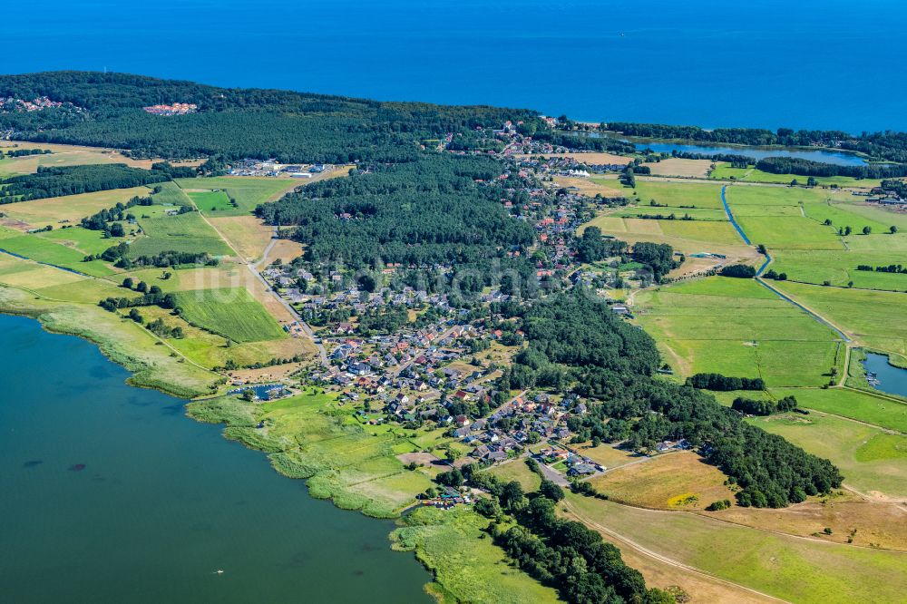 Seebad Loddin von oben - Ortskern am Uferbereich des Achterwassers in Loddin im Bundesland Mecklenburg-Vorpommern, Deutschland