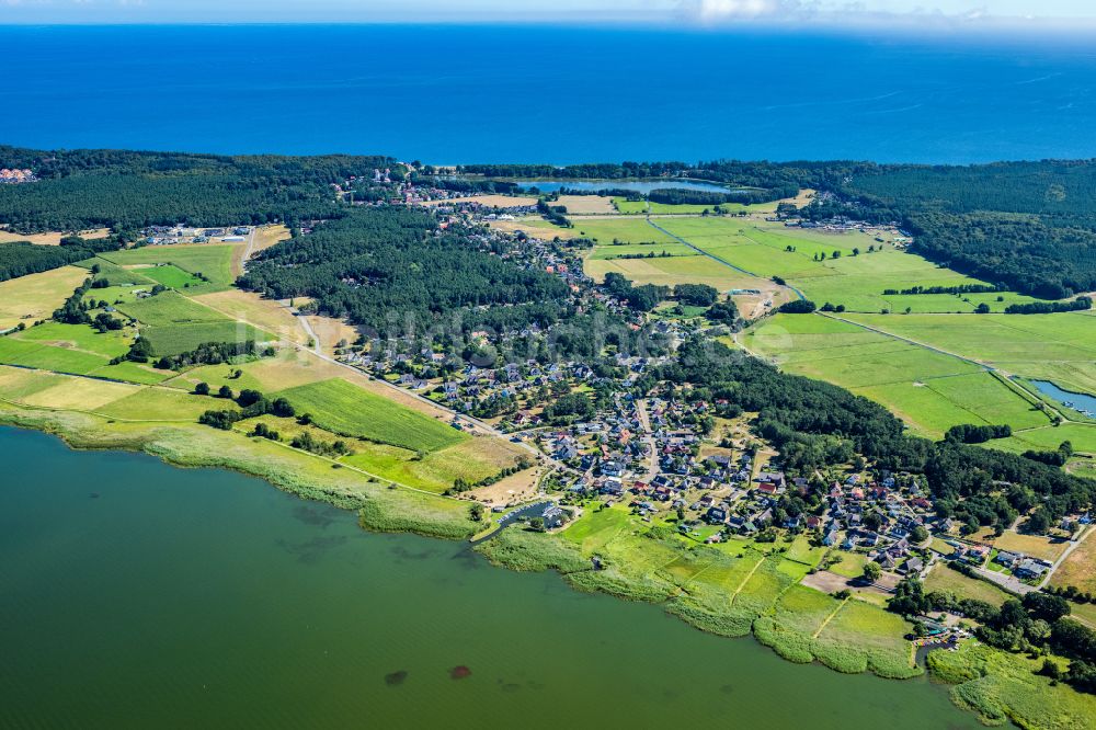 Seebad Loddin aus der Vogelperspektive: Ortskern am Uferbereich des Achterwassers in Loddin im Bundesland Mecklenburg-Vorpommern, Deutschland