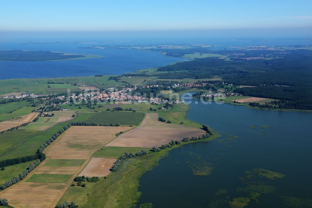 Luftaufnahme Usedom - Ortskern am Uferbereich des Achterwassers im Ortsteil Stolpe in Usedom im Bundesland Mecklenburg-Vorpommern