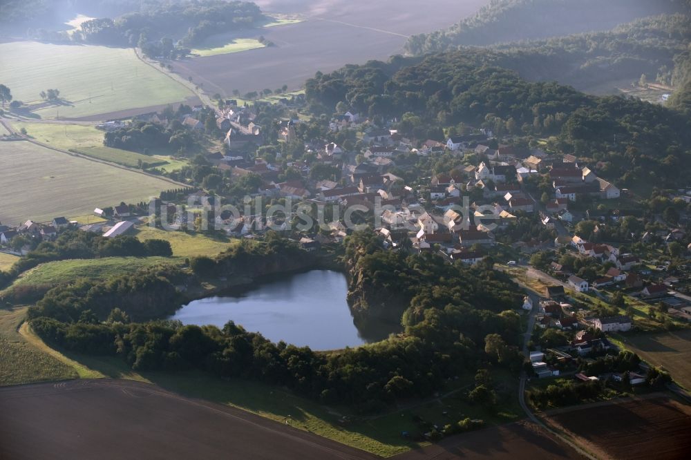 Böhlitz von oben - Ortskern am Uferbereich des alten Steinbruch -Sees in Böhlitz im Bundesland Sachsen