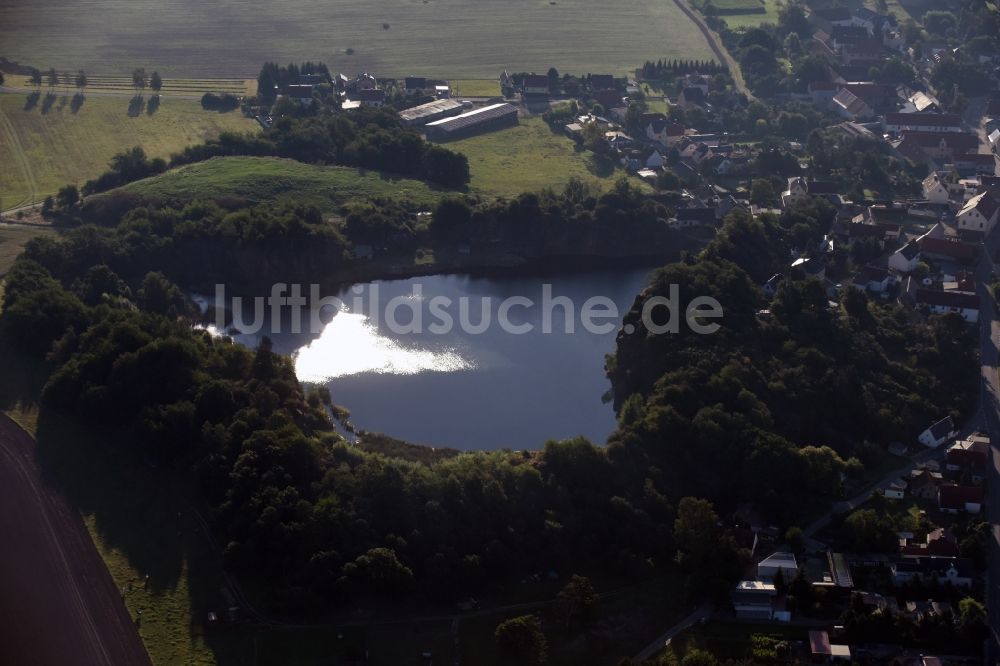 Böhlitz aus der Vogelperspektive: Ortskern am Uferbereich des alten Steinbruch -Sees in Böhlitz im Bundesland Sachsen