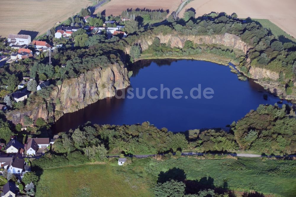 Böhlitz von oben - Ortskern am Uferbereich des alten Steinbruch -Sees in Böhlitz im Bundesland Sachsen