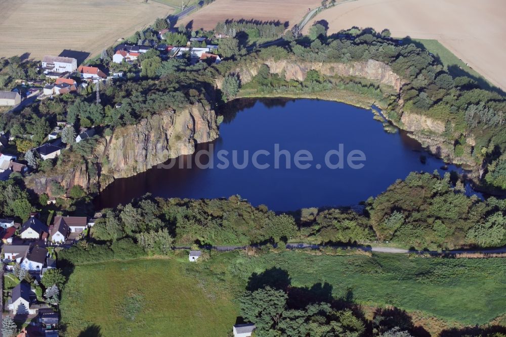 Böhlitz aus der Vogelperspektive: Ortskern am Uferbereich des alten Steinbruch -Sees in Böhlitz im Bundesland Sachsen