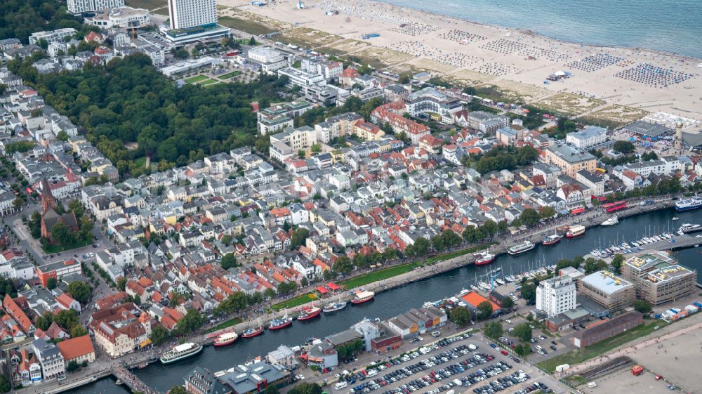 Warnemünde von oben - Ortskern am Uferbereich des Alter Strom - Flussverlaufes in Warnemünde im Bundesland Mecklenburg-Vorpommern, Deutschland