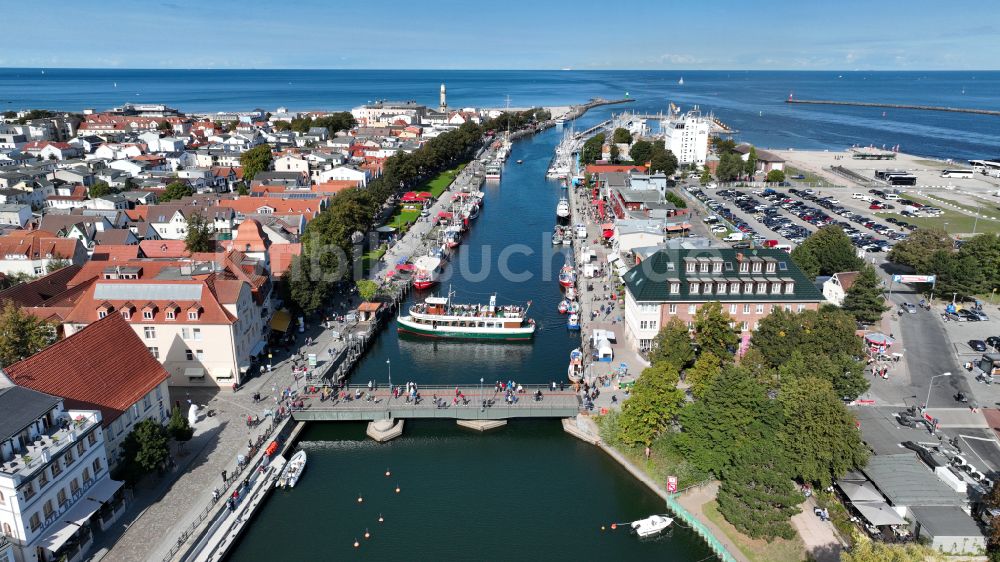 Warnemünde aus der Vogelperspektive: Ortskern am Uferbereich des Alter Strom - Flussverlaufes in Warnemünde im Bundesland Mecklenburg-Vorpommern, Deutschland